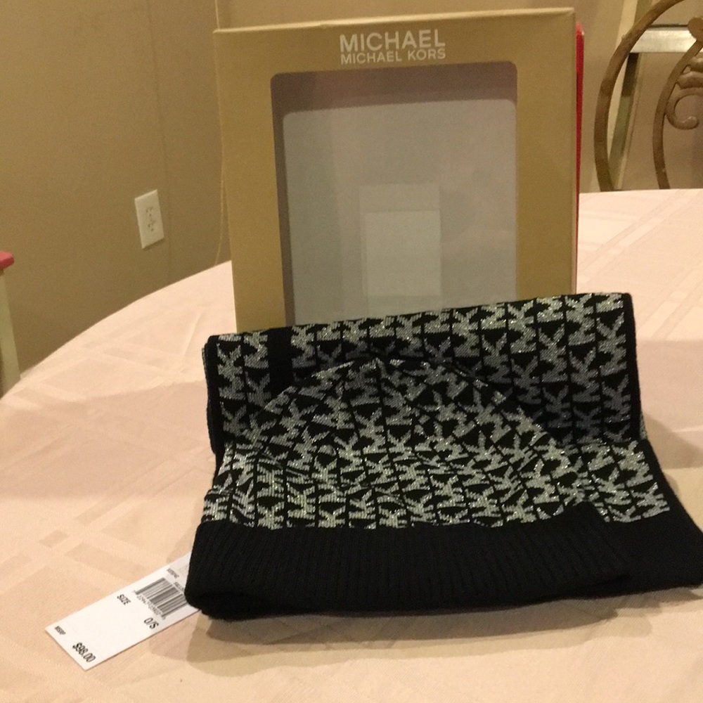Michael Kors Hat and Scarf Boxed Gift Set - Picture 2 of 2